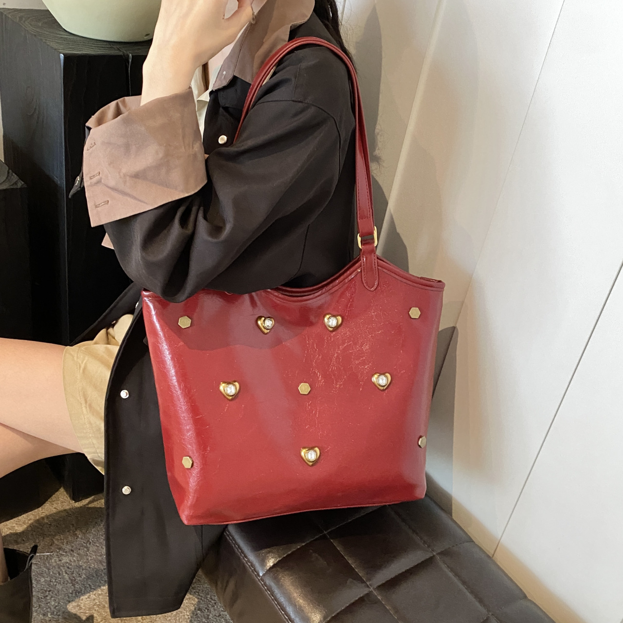 New women s retro handbag simple and elegant commuting shoulder bag fashion niche fashion designer large capacity women s shoulder bag