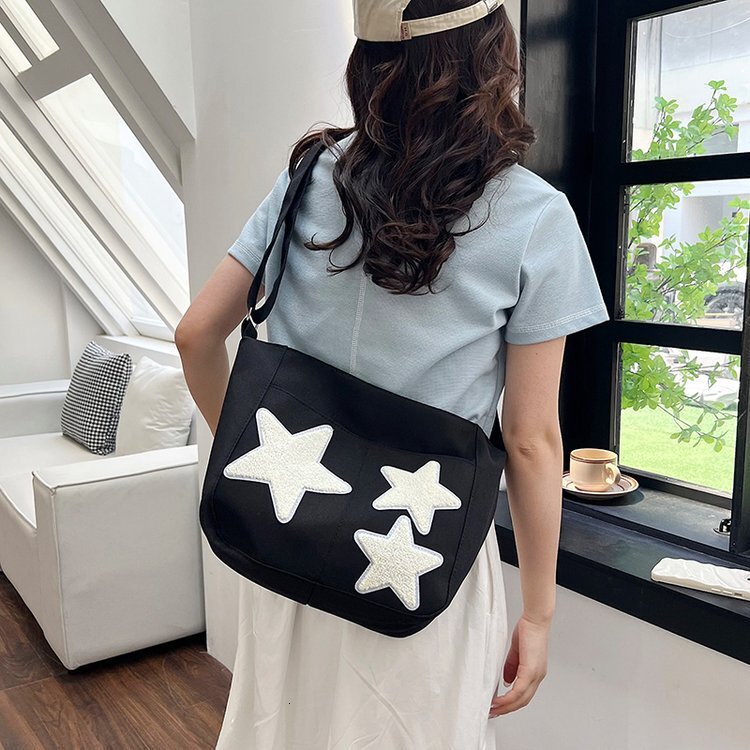 New cute crossbody bag with niche design, multifunctional shoulder bag, simple commuting, large capacity shoulder bag