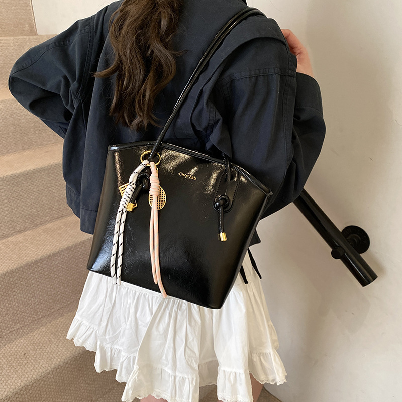 designer Trendy Simple Large Capacity Shoulder Underarm Bag for Women 2025 New High-end Fashion Versatile Handheld Bucket Bag