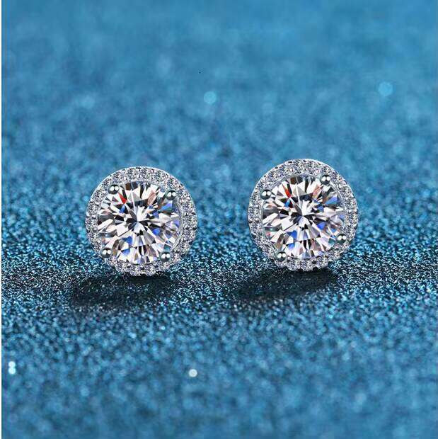 DHcollections S Sier Bezel Classic Four-claw Round Bag One Carat Moissanite Earrings