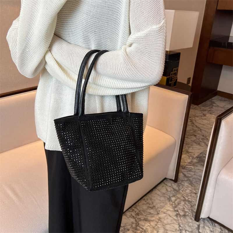 Top brand high-quality new free designer bag trendy flowing diamond chain bucket handbag elegant and casual shoulder width fashionable bag new free de