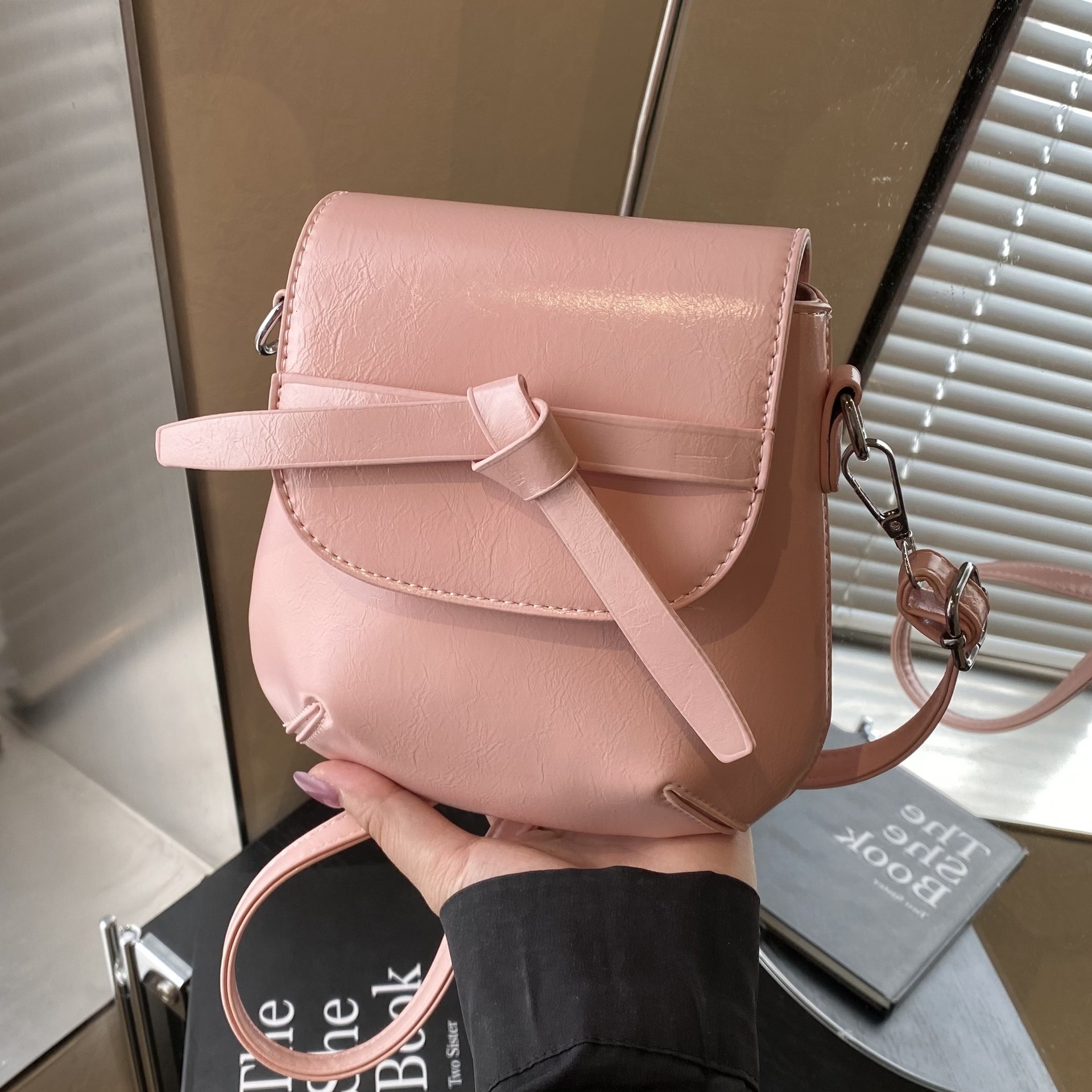 designer High-end Handheld Small Square Bag 2025 New Spring Trend Niche Fashion Simple Shoulder Bag Trendy Crossbody Phone Bag