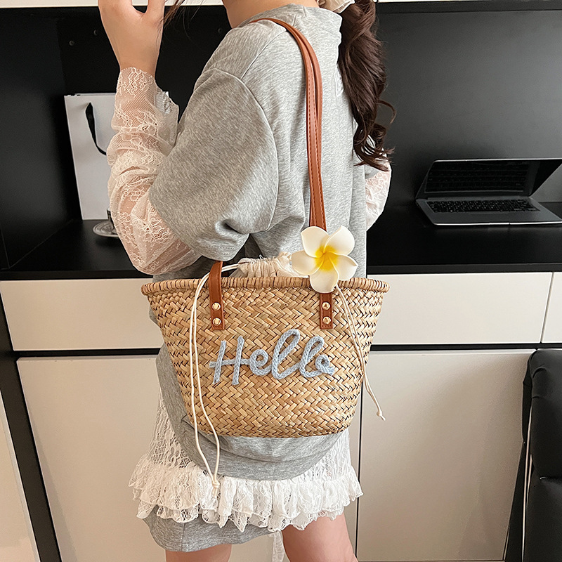 designer Beach Vacation Bag 2025 New Handwoven Shoulder Bag Large Capacity Beach Tote Basket Straw Bag