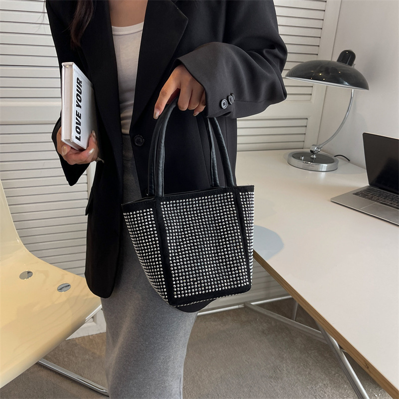 Top brand high-quality new free designer bag trendy flowing diamond chain bucket handbag elegant and casual shoulder width fashionable bag new free de