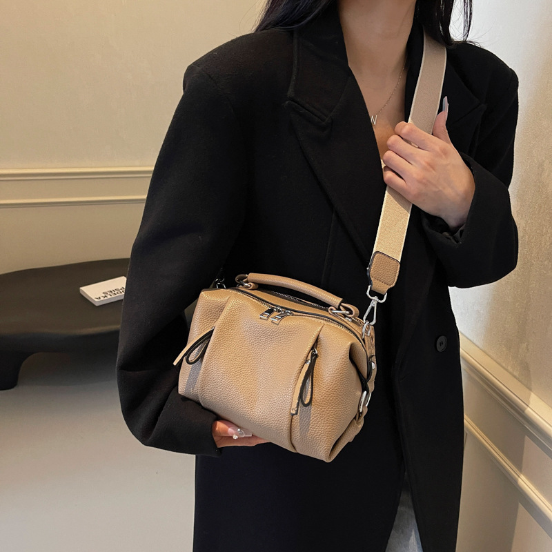 designer Hot-Selling Niche Retro Versatile Handbag for Women 2025 New Fashion Soft Leather Shoulder Crossbody Pillow Bag