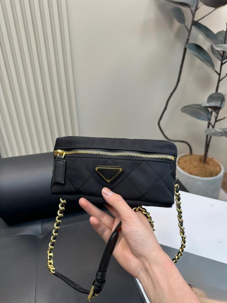 The new vintage diagonal cross bag features a handmade nylon diamond grid design that can be paired with a single shoulder diagonal cross black gold c
