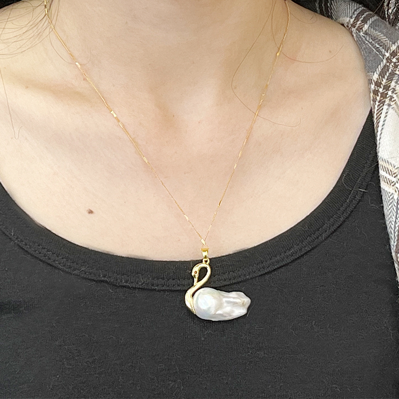 Retro Style Natural Pearls Pendant with Unique Swan Design - Necklaces for Women