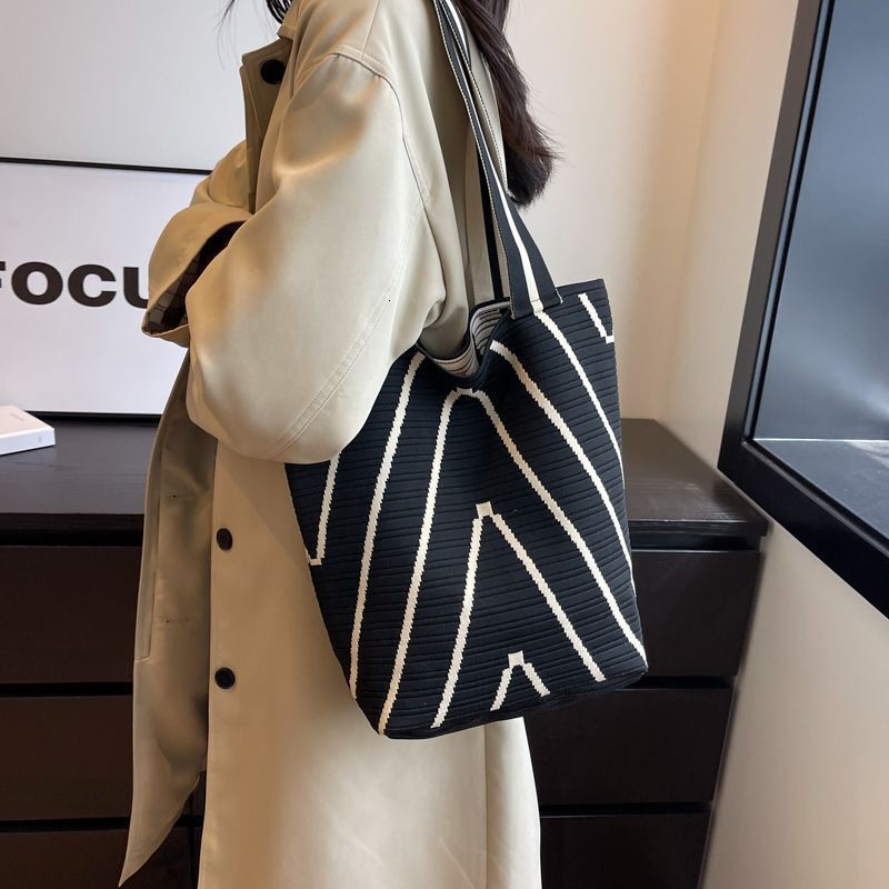 Cross border fashion women's niche design wave pattern knitted shoulder bag commuting shopping large capacity handbag