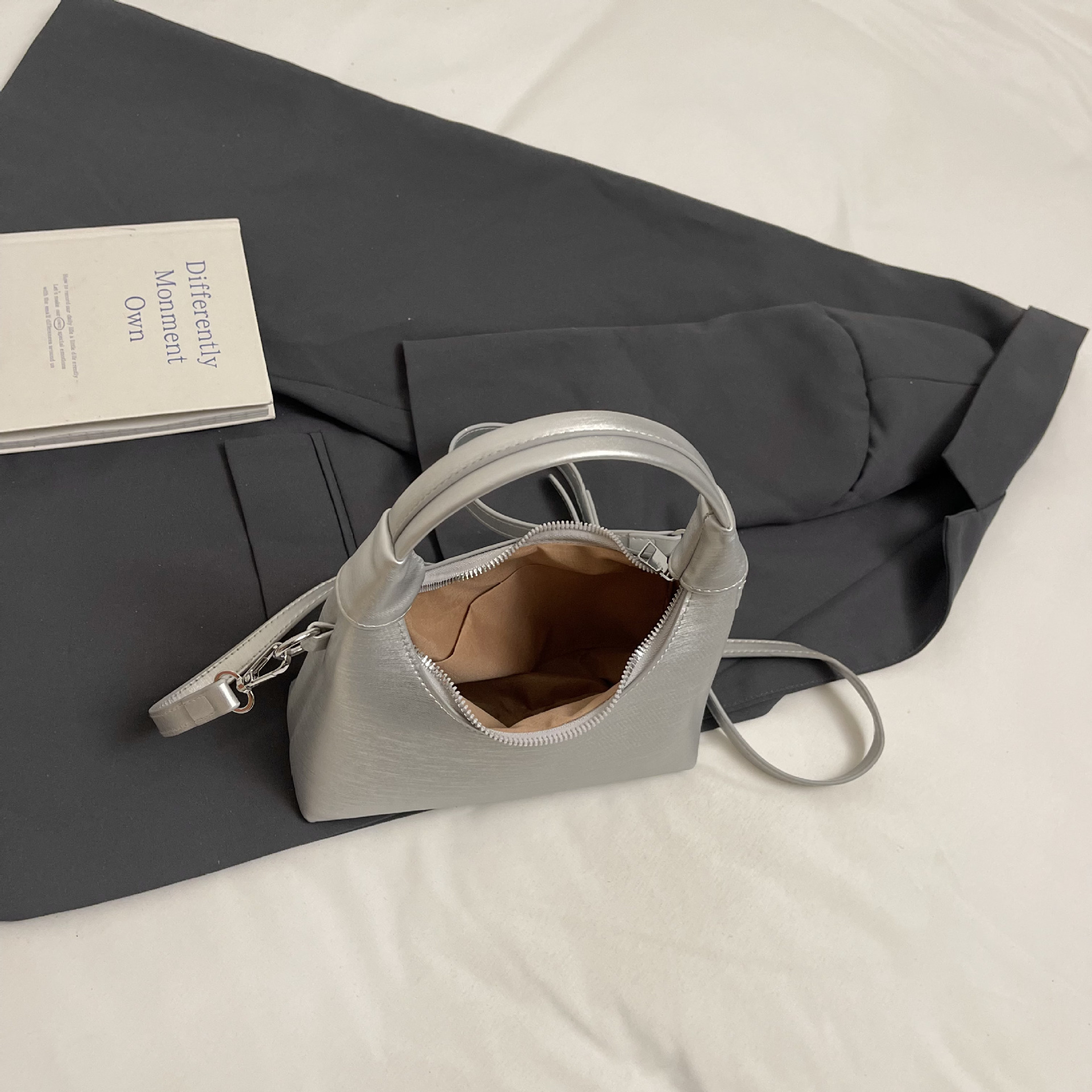 Small niche design, fashionable and simple shoulder bag, casual multifunctional crossbody bag, designer, large capacity handbag