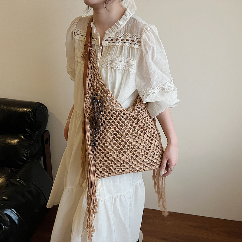 designer Vintage Tassel Bag for Women Hollow Woven Beach Bag 2025 New Commuter Ladies Shoulder Versatile Tote Bag