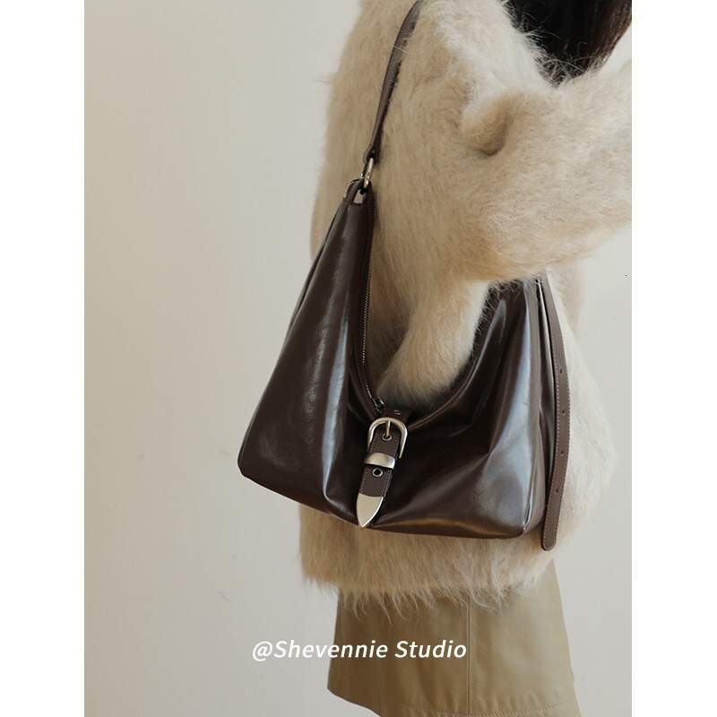 Metal buckle texture cowhide armpit bag, fashionable women's handbag designer, large capacity women's crossbody bag, shoulder bag