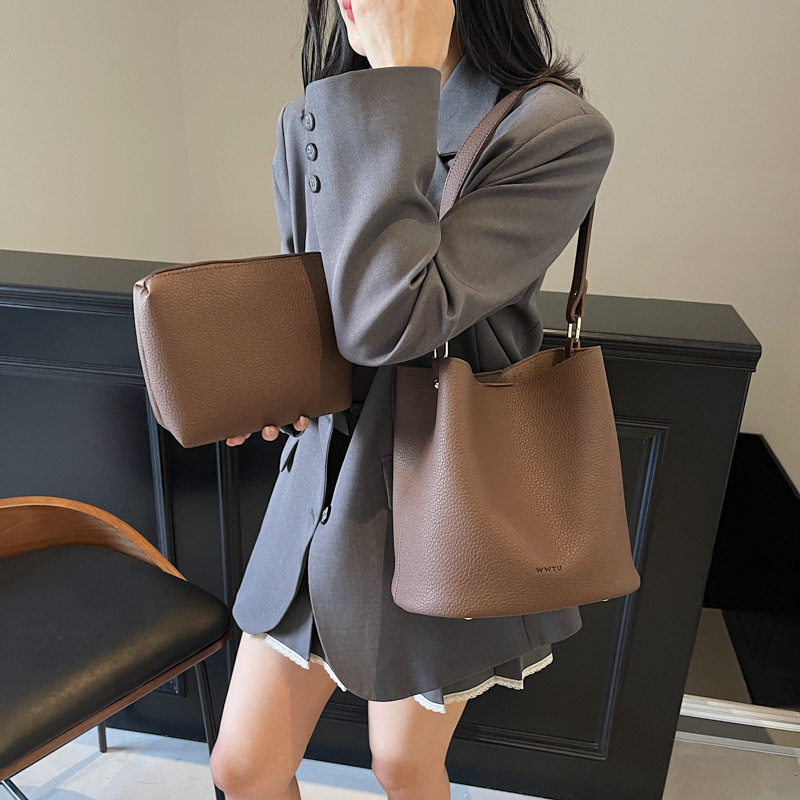 designer Retro Large Capacity Commuter Bucket Bag for Women 2025 New Simple Handbag High-end Crossbody Mother and Child Bag