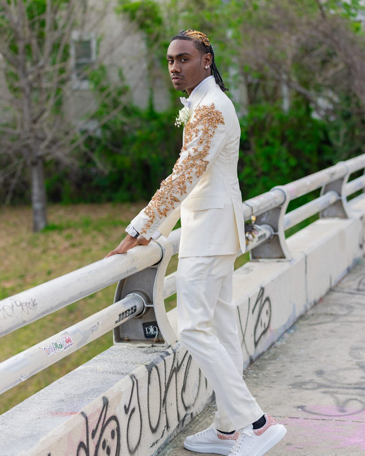 Modern Man Suits Crystals Appliques Fit Slim Beaded Peaked Lapel 2 Pieces Set Evening Party Prom Blazer Customized With Belt Jacket+Pants Plus Size