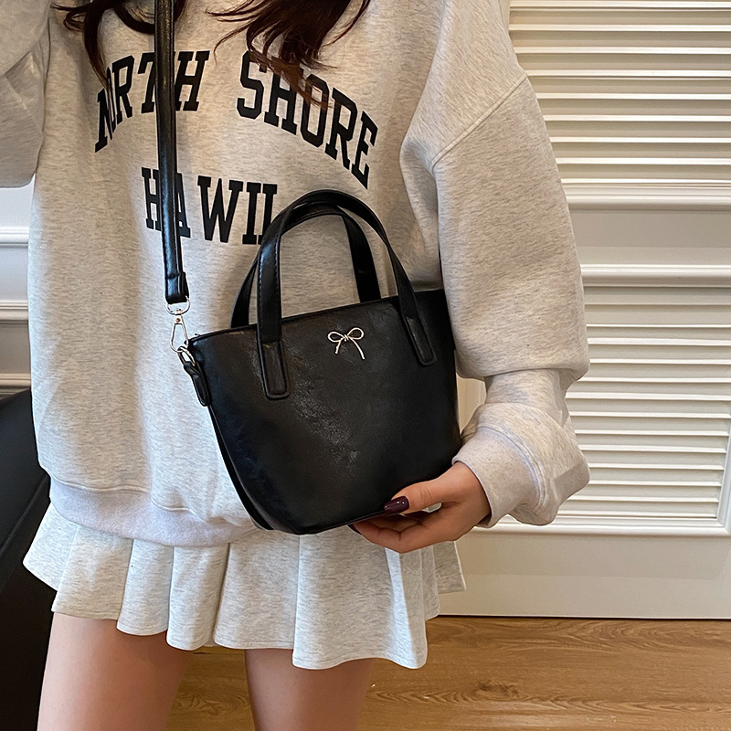 designer Foreign Trade High-End Retro Large Capacity Commuter Bag for Women 2025 New Spring Summer Versatile Shoulder Underarm Bag Bucket Bag