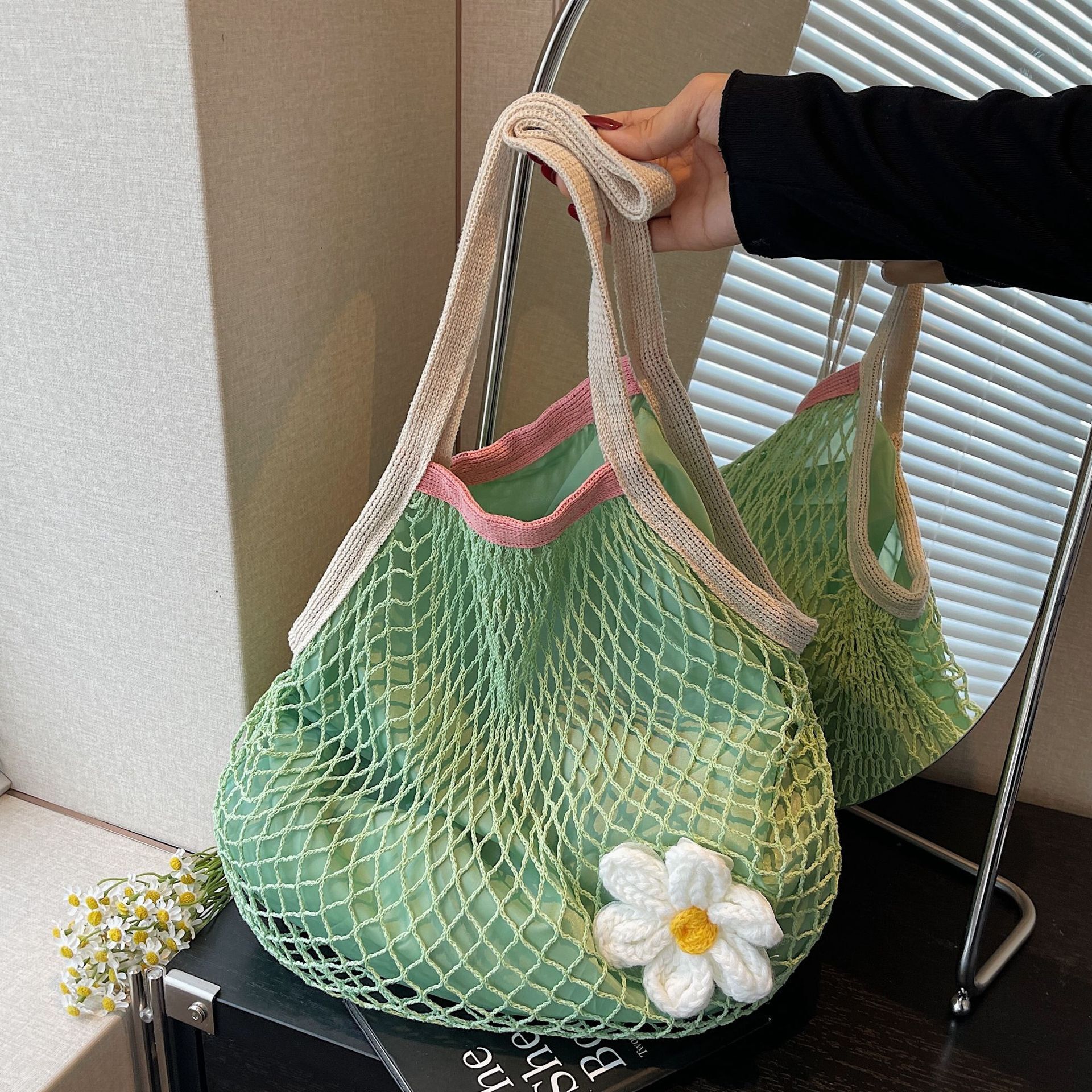 designer Summer Mesh Large Capacity Hollow Out Single Shoulder Bag for Women 2025 New Hollow Out Beach Vacation Style Floral Tote Bag