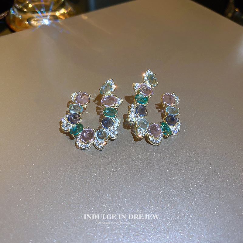 Exaggerated large earrings for women with a light luxury and high-end feel, 2024 new trend, niche design, retro