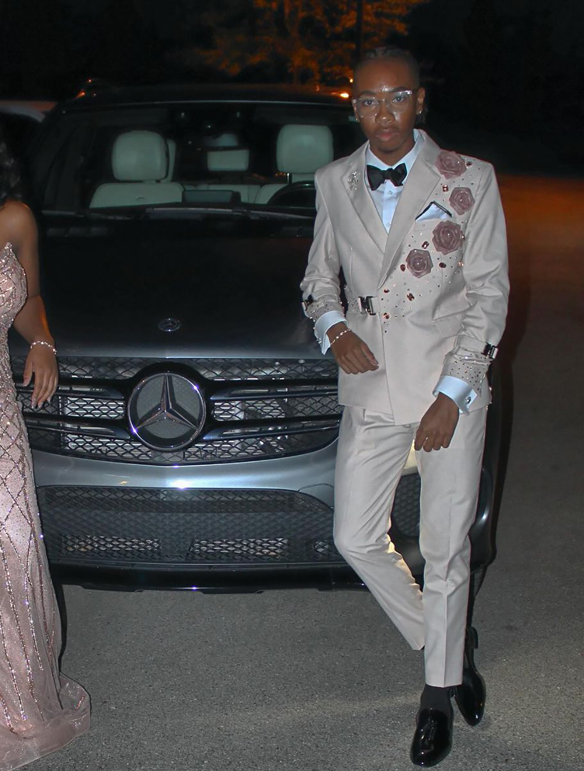 Man Wedding Suits 2 Pieces Set Fit Slim Flowers Pearls Notched Lapel Evening Prom Party Blazer with Belt Rhinestone Customized Jacket Pants Plus Size