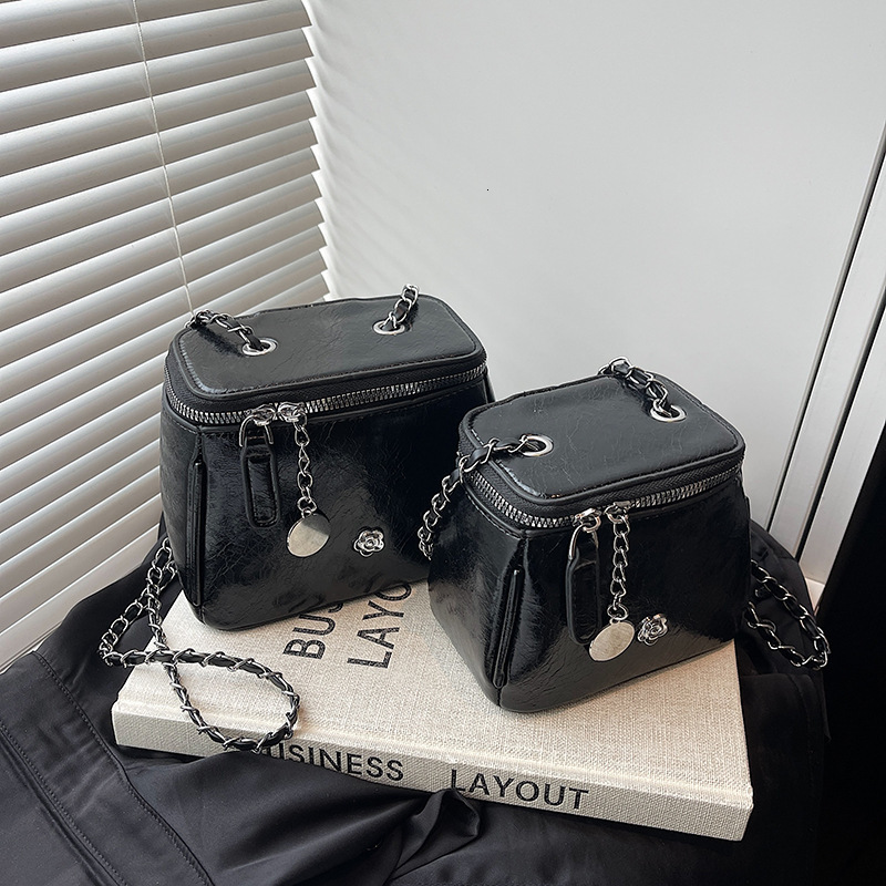 Free Shipping Designer Bag Fashion For Women 2025 New Style Summer Versatile Chain Crossbody Bag This Years Popular Small Square Bag