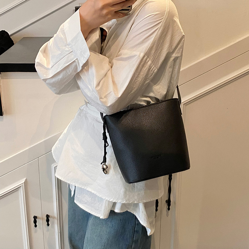 designer Korean Style Niche Design Fashion Simple Handbag Commuter Bag for Women 2025 Summer New Single Shoulder Crossbody Bucket Bag