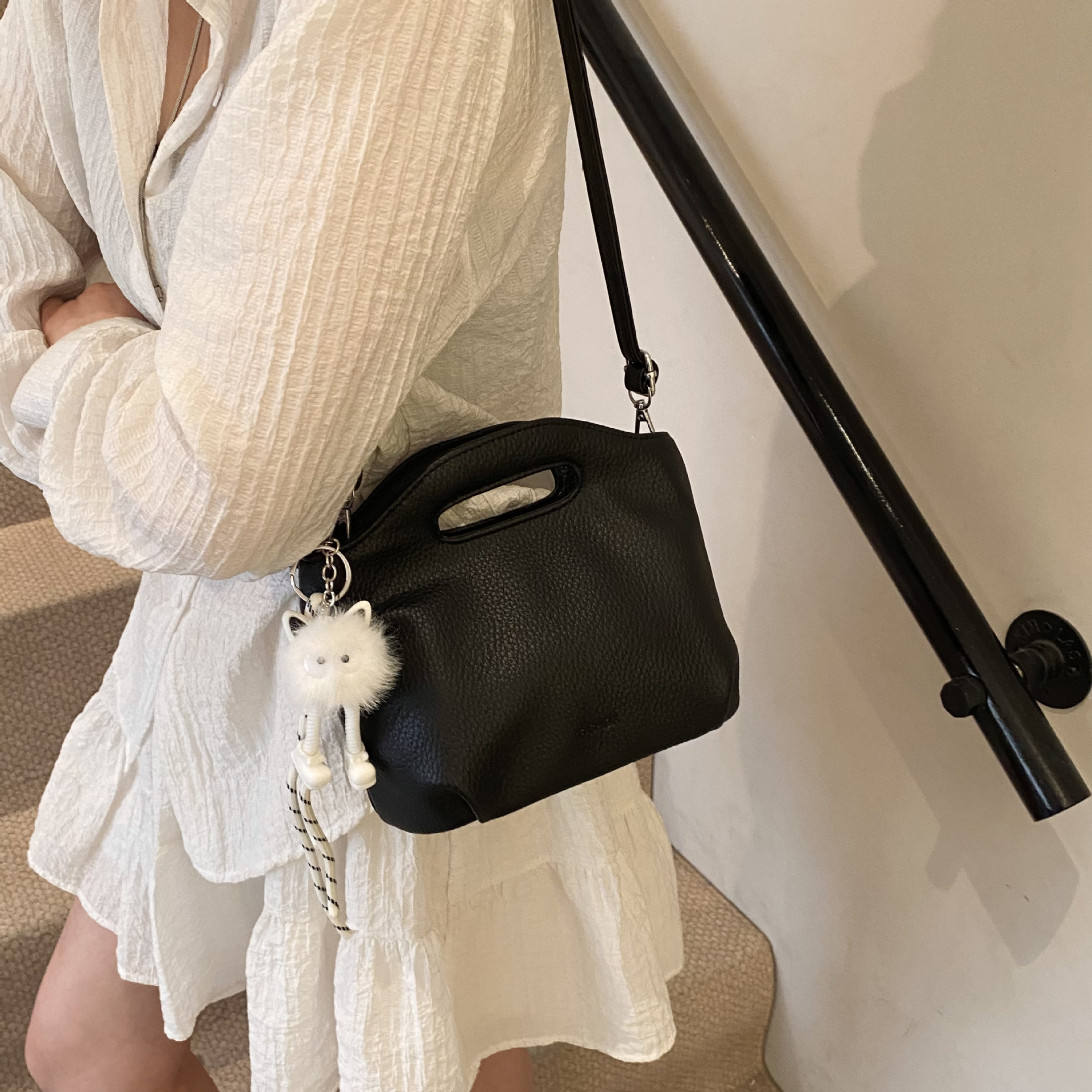designer Handheld Pleated Cloud Bag for Women 2025 New Trend Korean Style Niche Underarm Bag Versatile Crossbody Bag Bucket Bag