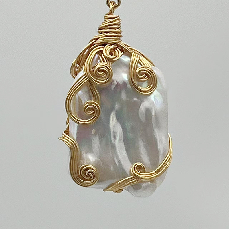 Elegant Natural Baroque Pearl Pendant Necklace with Artistic Retro Design