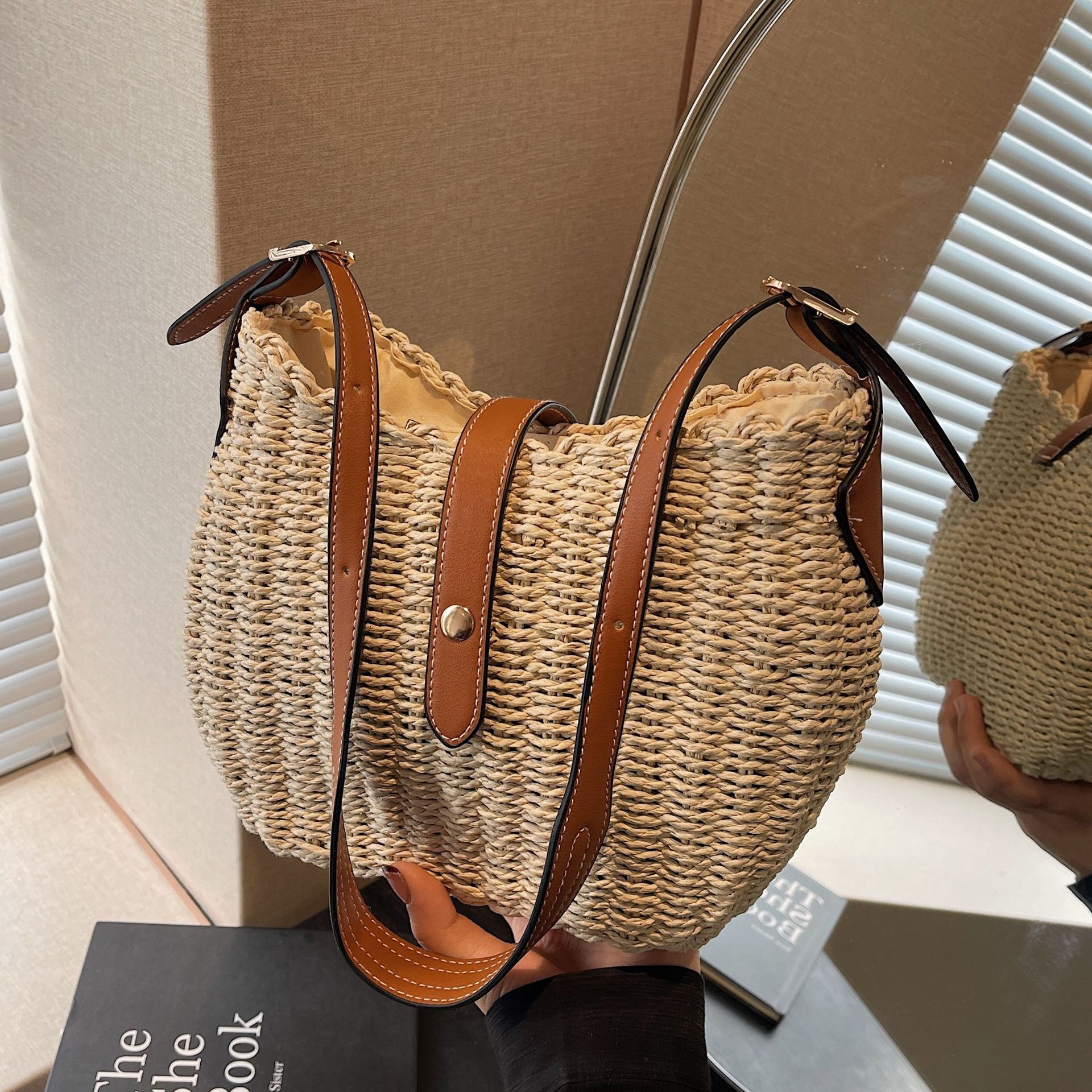 designer 2025 New Straw Woven Bag Fashion Simple Crossbody Bag Retro Handmade Woven Underarm Bag Casual Shoulder Bucket Bag