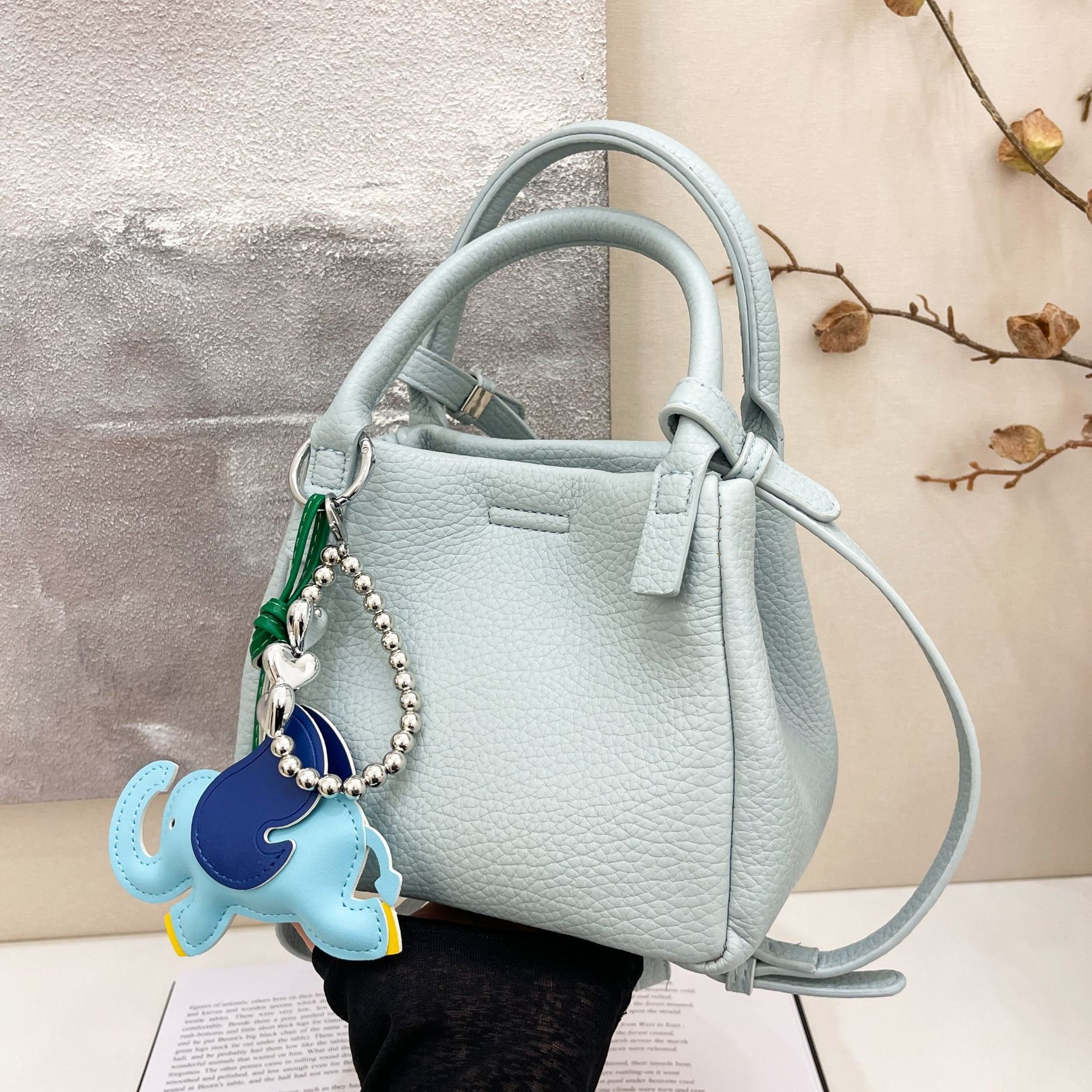 designer Fashion High-Quality Texture Simple Handheld Basket Bag Lychee Pattern Bucket Bag Versatile Women's Shoulder Crossbody Bag