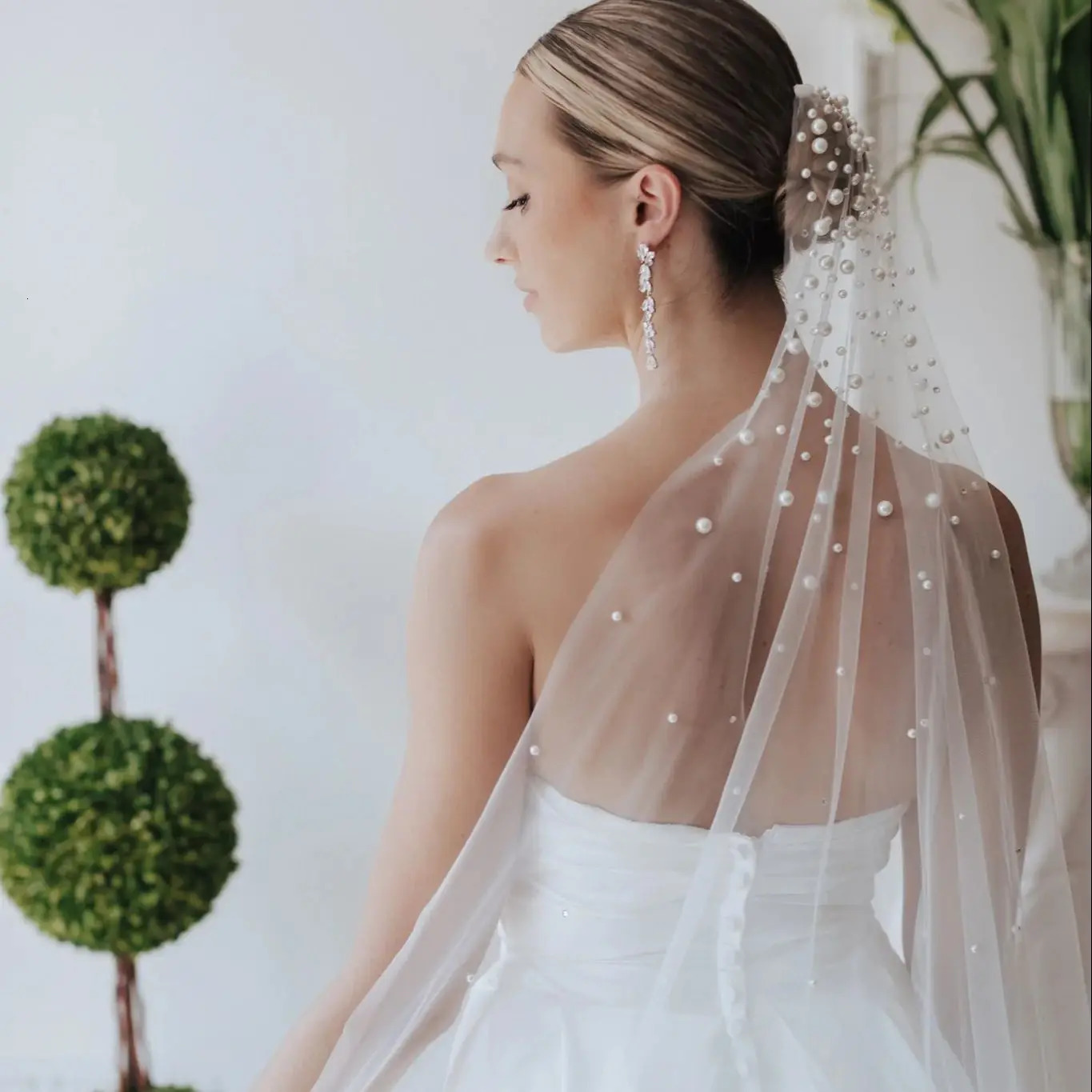V135 Short Pearls Bridal Veils 1 Tiers Wedding Rhinestone Veil Wedding Hair Accessories for Brides Fingertip Length 250530