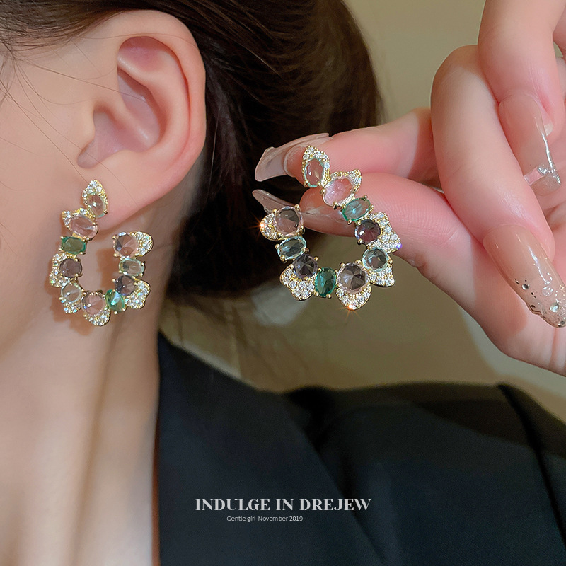 Exaggerated large earrings for women with a light luxury and high-end feel, 2024 new trend, niche design, retro