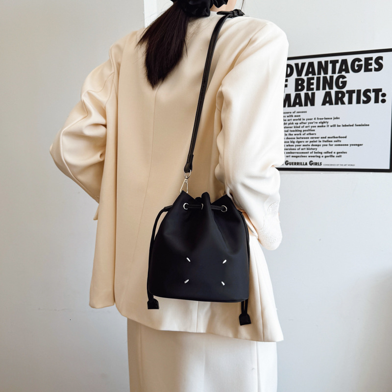 designer 2025 New Fashion Versatile High-End Drawstring Bucket Bag for Women Solid Color Niche Design Casual Shoulder Crossbody Bag
