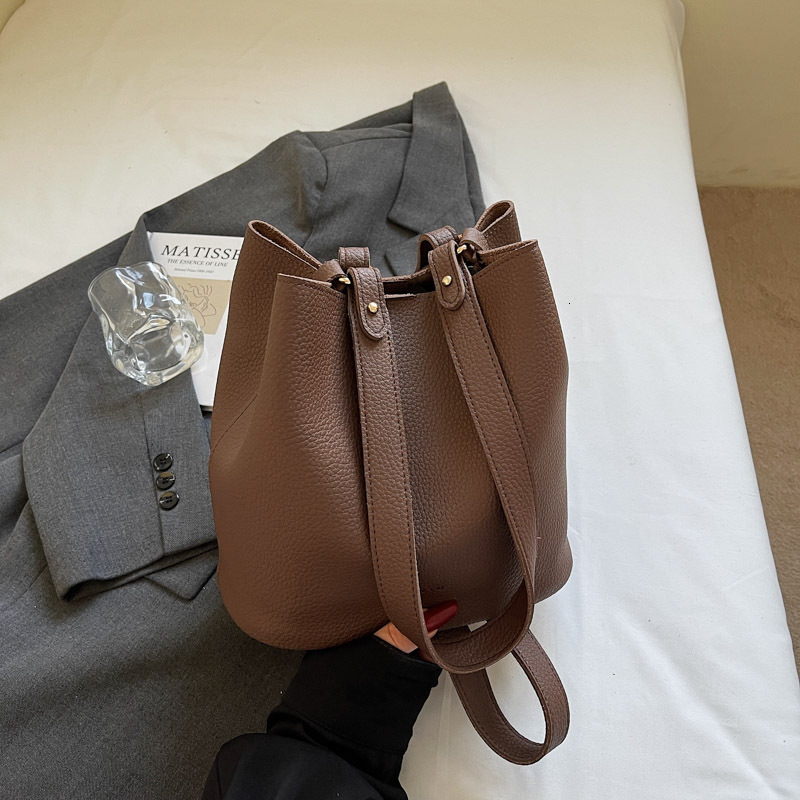 designer Retro Large Capacity Commuter Bucket Bag for Women 2025 New Simple Handbag High-end Crossbody Mother and Child Bag