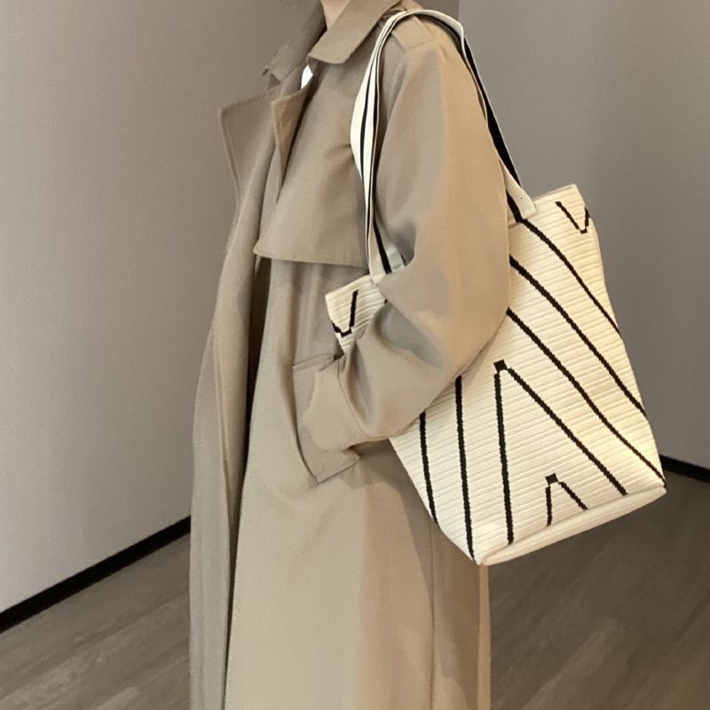 Cross border fashion women's niche design wave pattern knitted shoulder bag commuting shopping large capacity handbag