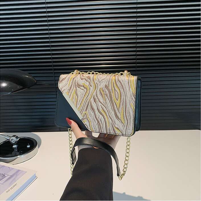 2025 Summer Style Textured Color-Block Shoulder Women, Trendy and Stylish Crossbody Bag for Ladies This Year