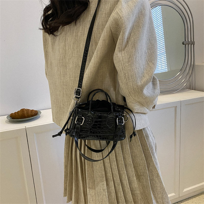 High quality brand new high-quality free designer bag design bag 2025 new fashionable and simple handbag casual commuting crossbody bag brand new free
