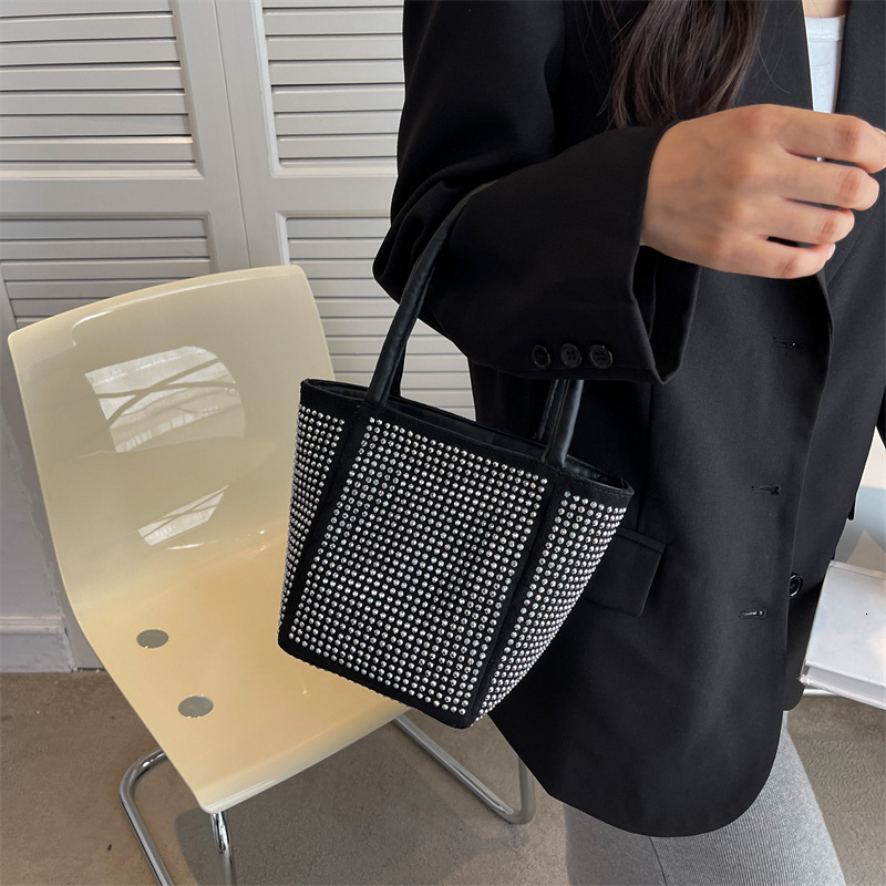 Top brand high-quality new free designer bag trendy flowing diamond chain bucket handbag elegant and casual shoulder width fashionable bag new free de