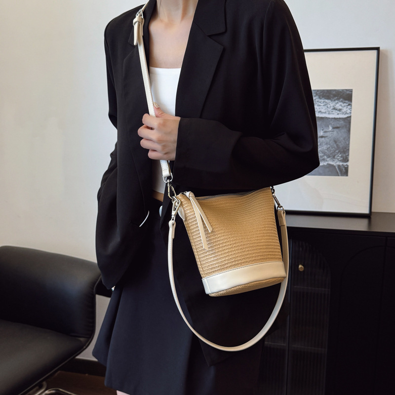 designer Niche Design 2025 New High-End Bucket Bag Commuter Versatile Large Capacity Casual Shoulder Crossbody Handbag