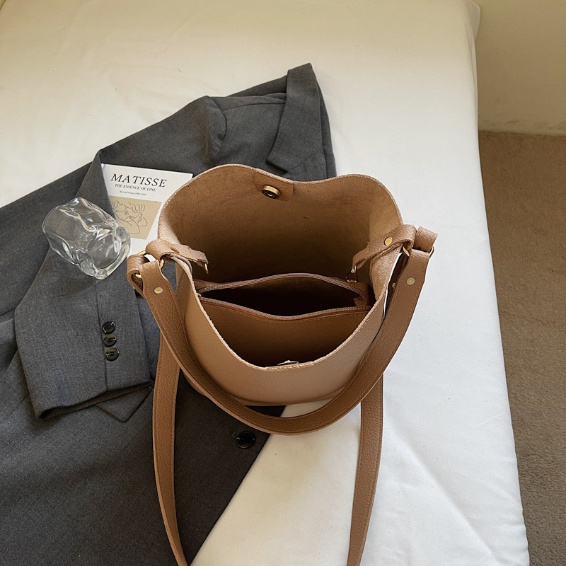 designer Retro Large Capacity Commuter Bucket Bag for Women 2025 New Simple Handbag High-end Crossbody Mother and Child Bag