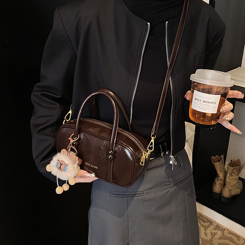 designer High-End Oil Wax Leather Vintage Small Bag for Women 2024 New Winter Trend Versatile Crossbody Bag Handheld Bowling Bag