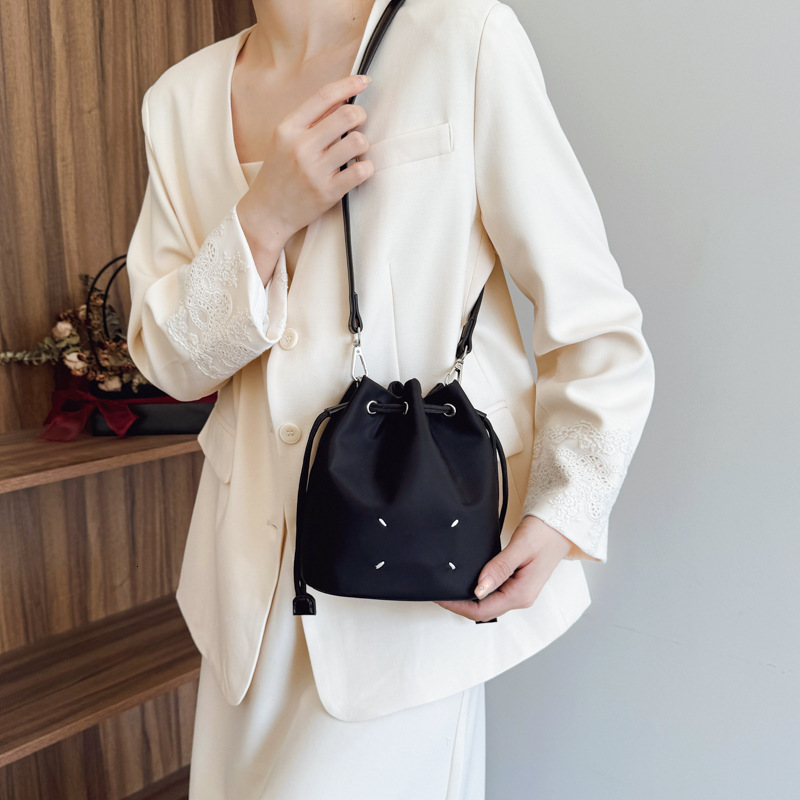 designer 2025 New Fashion Versatile High-End Drawstring Bucket Bag for Women Solid Color Niche Design Casual Shoulder Crossbody Bag