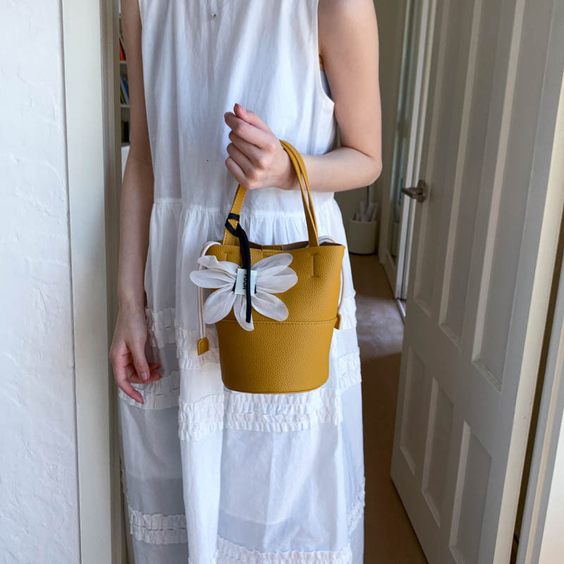 designer Minimalist Stylish Underarm Small Bag for Women 2025 New Summer High-end Niche Bucket Bag Versatile Crossbody Bag