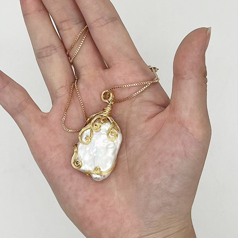 Elegant Natural Baroque Pearl Pendant Necklace with Artistic Retro Design