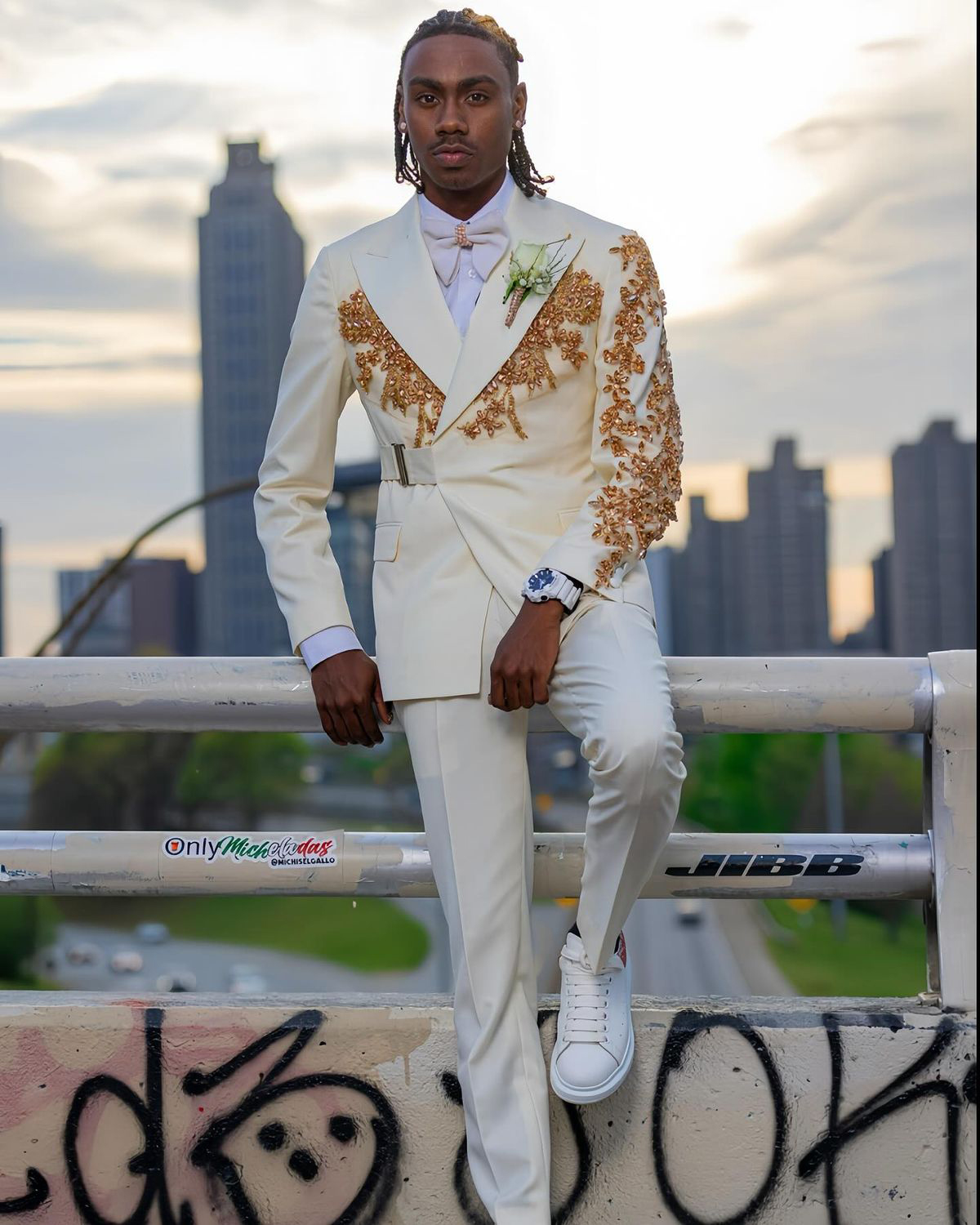 Modern Man Suits Crystals Appliques Fit Slim Beaded Peaked Lapel 2 Pieces Set Evening Party Prom Blazer Customized With Belt Jacket+Pants Plus Size