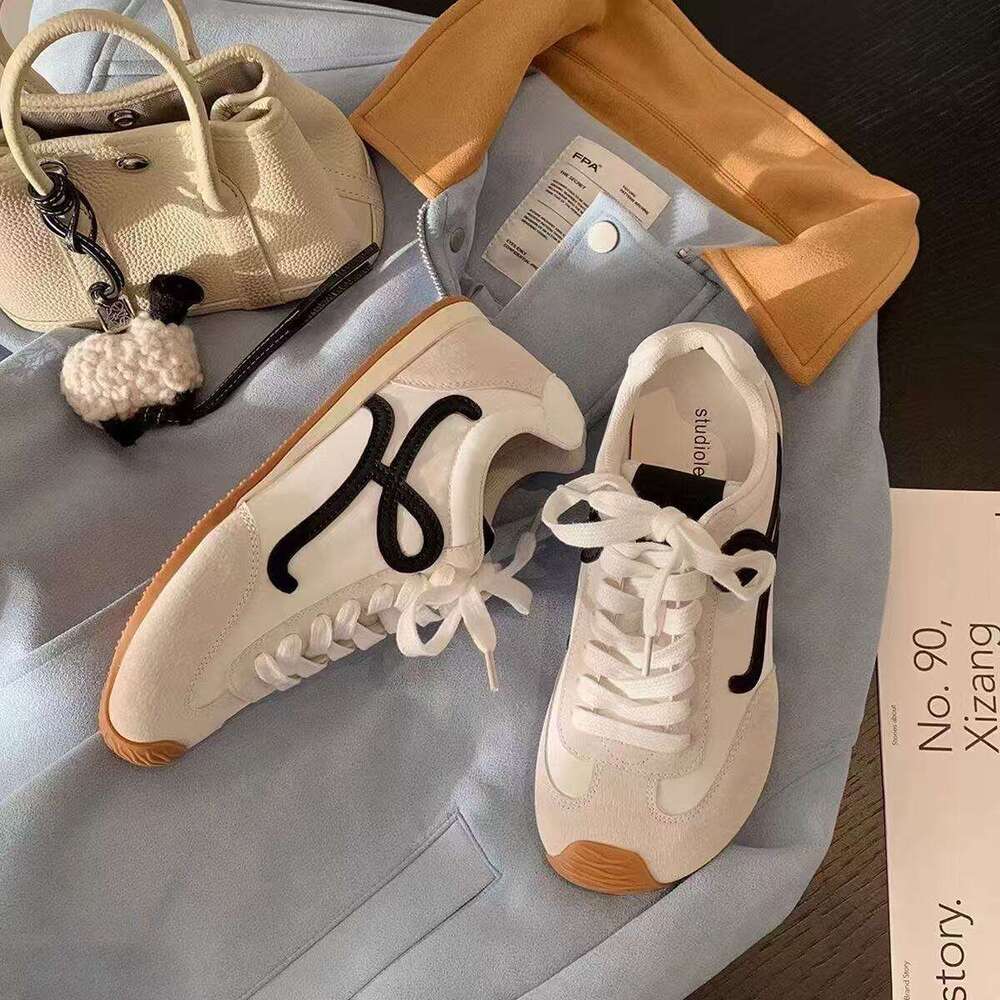 Free delivery, designer casual women's flat shoes, white sports outdoor training women's shoes, fashionable and comfortable sports shoes, gi