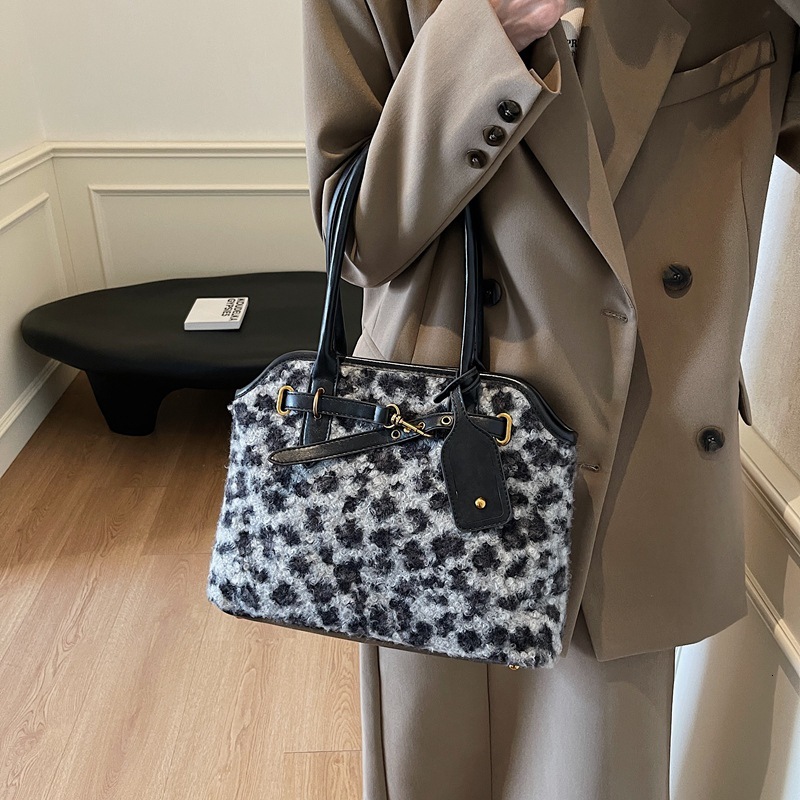 Free Shipping New Fashion Casual Commuter Large Capacity Shoulder Bag Retro Super Popular Designer Leopard Shopping Bag Print Handbag Tote Bag For Wom