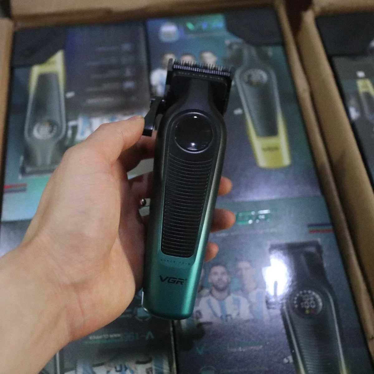 VGR 196 Professional Hair Clipper DLC Blade LED Display Cordless USB Ceramic Blade Mens Haircut Machine Hair Trimmer MachineXJ250604