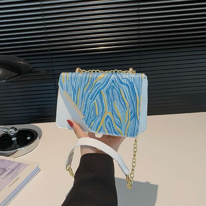 2025 Summer Style Textured Color-Block Shoulder Women, Trendy and Stylish Crossbody Bag for Ladies This Year