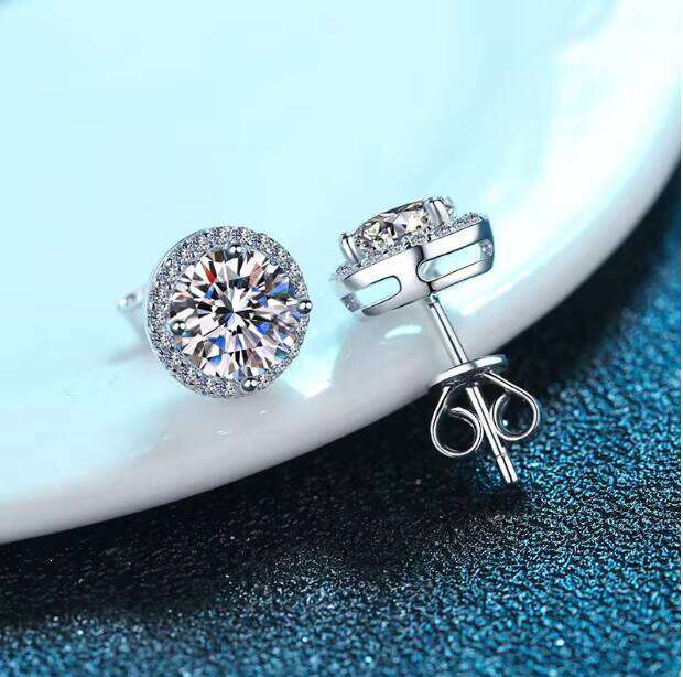 DHcollections S Sier Bezel Classic Four-claw Round Bag One Carat Moissanite Earrings