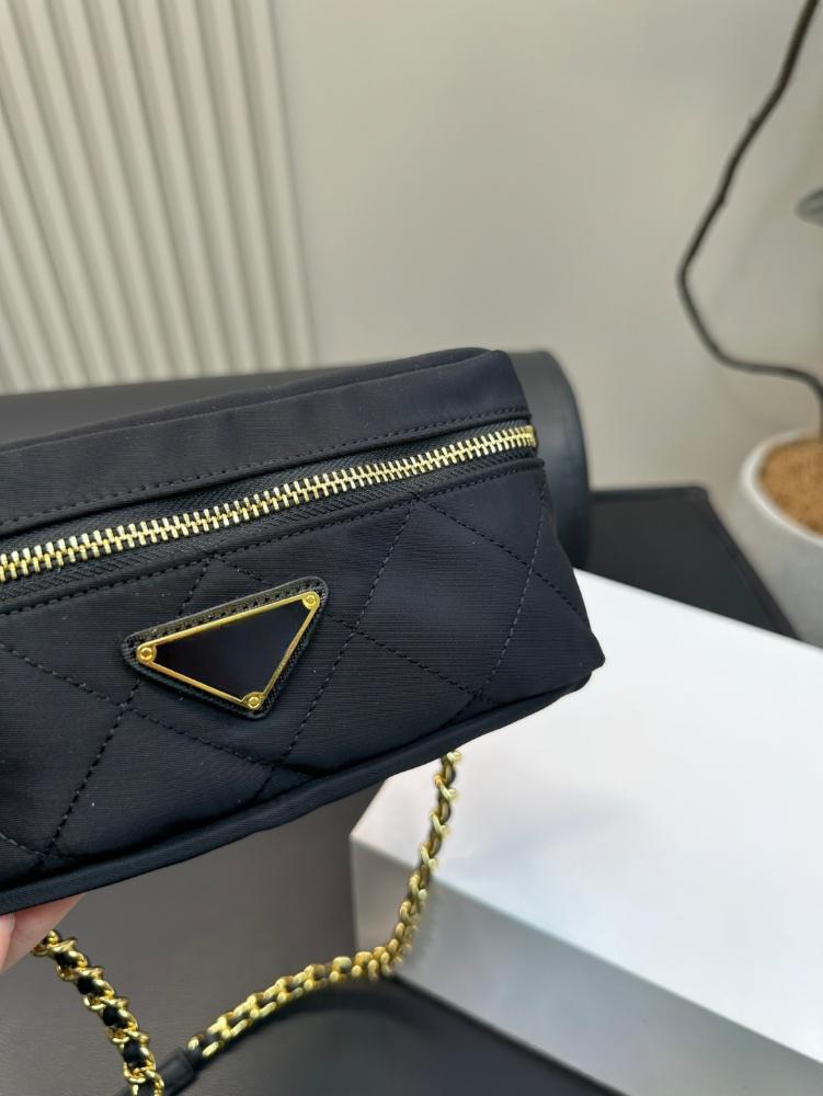 The new vintage diagonal cross bag features a handmade nylon diamond grid design that can be paired with a single shoulder diagonal cross black gold c