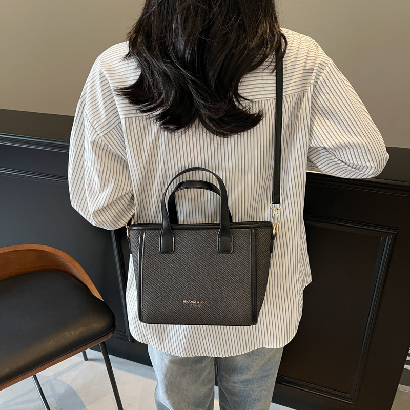 designer High-Quality Texture Large Capacity Tote Bag for Women 2025 New Trend Versatile Color-Block Shoulder Bag for Class and Commute Crossbody Bag