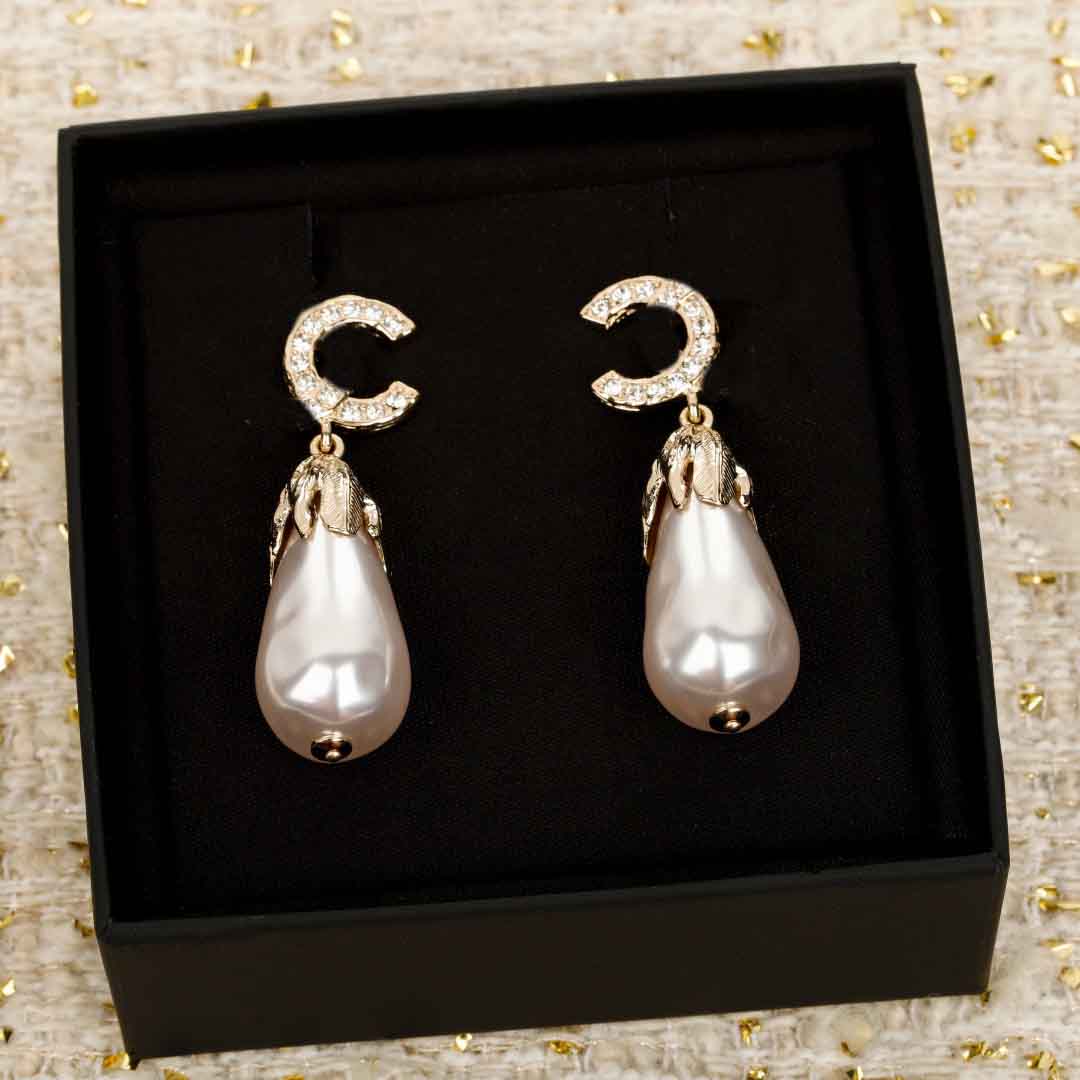 2025 Luxury quality charm drop earring with diamond and white shell beads in 18k gold plated have stamp box PS6707A